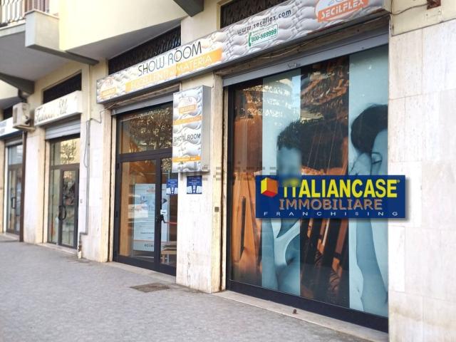 Locale in vendita di 220 m² in Via Aterno, 51