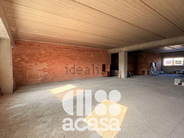Locale in vendita di 220 m² in Via Aurelio Saffi, 90