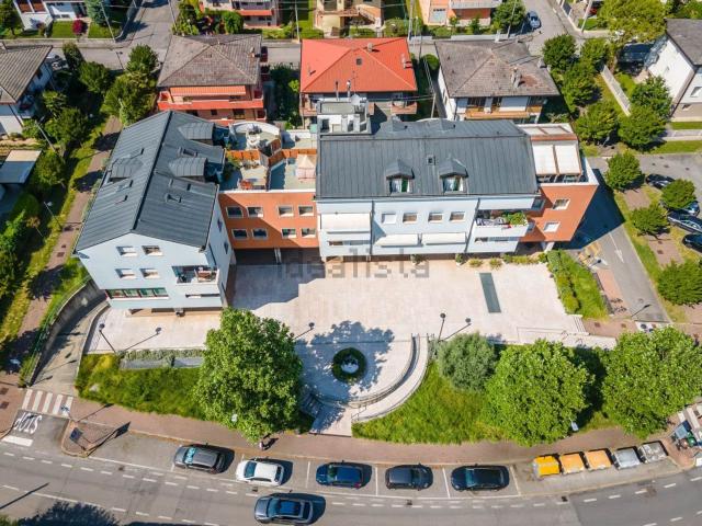 Locale in vendita di 220 m² in Via Gattamelata, 21