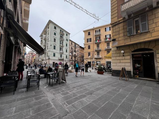 Locale in vendita di 220 m² in Via del Prione, 252