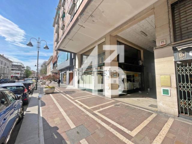 Locale in vendita di 220 m² in Via Duca D&apos Aosta, 78