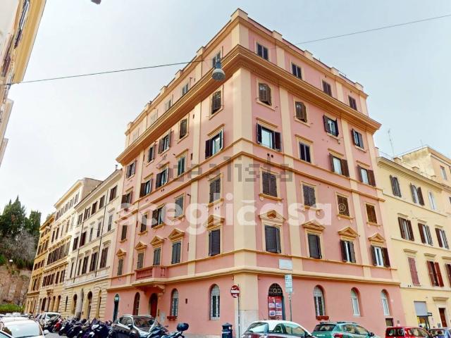 Locale in vendita di 220 m² in Via Ostilia, 31