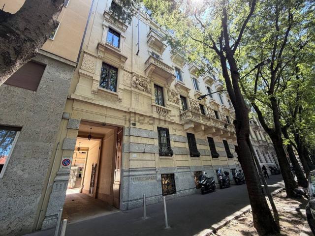 Locale in vendita di 220 m² in Via Mario Pagano, 37