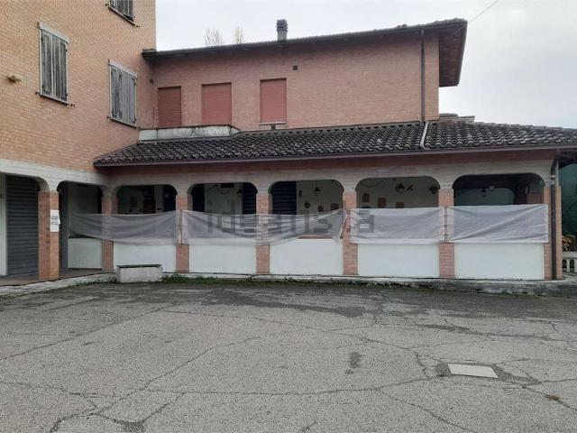 Locale in vendita di 220 m² in Via Savioli