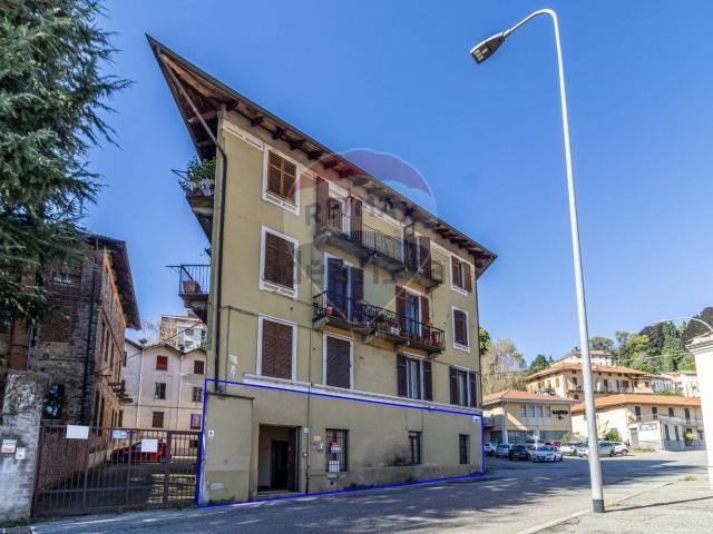 Locale in vendita di 220 m² in Via Serralunga, 10
