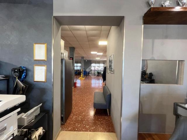 Locale in vendita di 220 m² in Via Pontina Vecchia