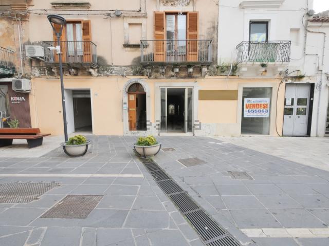 Locale in vendita di 220 m² in Via Roma, 176