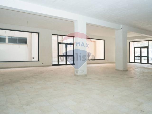 Locale in vendita di 220 m² in Via Rosario Livatino, 30