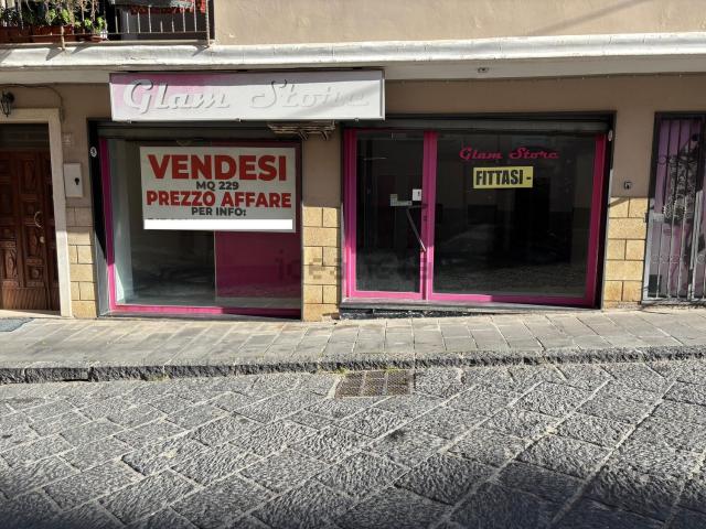 Locale in vendita di 220 m² in Via Risorgimento