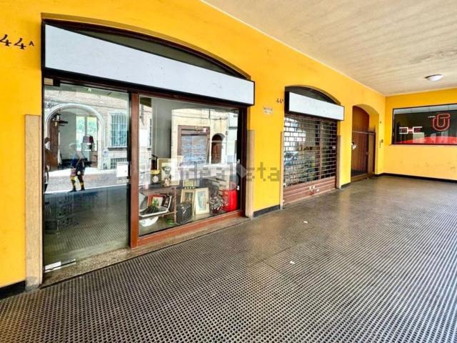 Locale in vendita di 220 m² in Via Taverna Giuseppe, 43