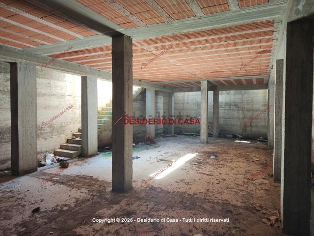 Locale in vendita di 220 m² in Via Ulivi, 2