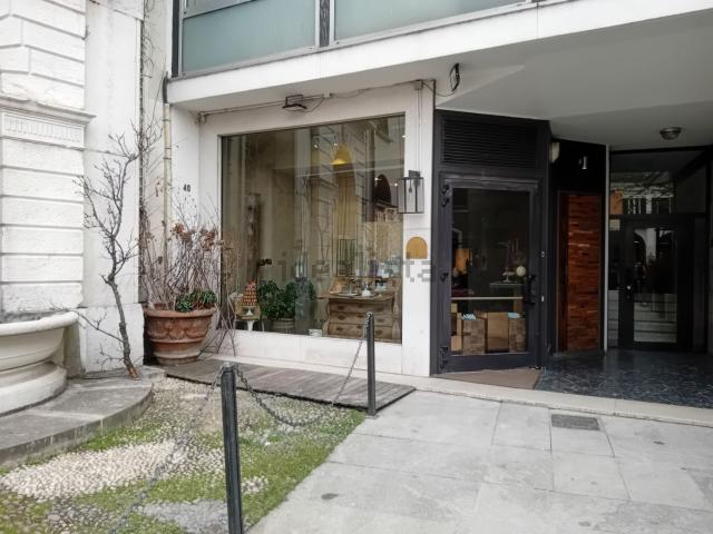 Locale in vendita di 220 m² in Corso Giuseppe Zanardelli