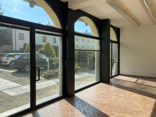 Locale in vendita di 221 m² in Via Giacinto Longoni
