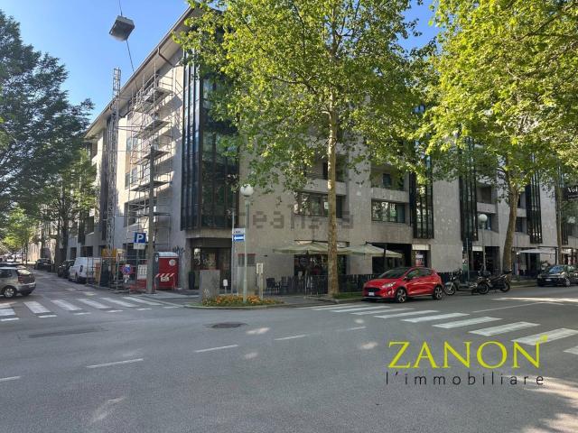Locale in vendita di 221 m² in Via Vincenzo Bellini, 6