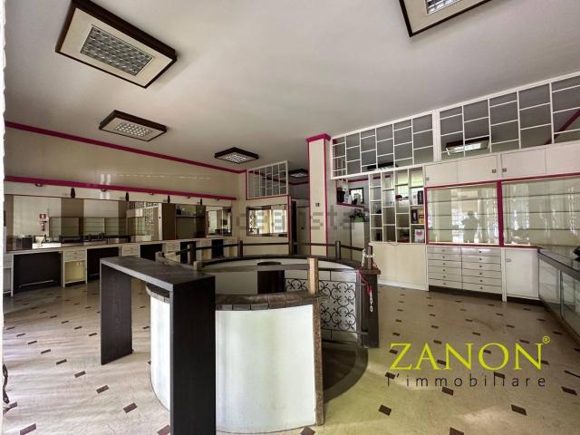 Locale in vendita di 221 m² in Via Vincenzo Bellini, 6