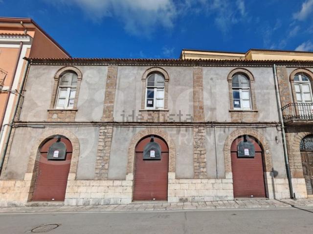 Locale in vendita di 222 m² in Corso Lucenteforte, 14