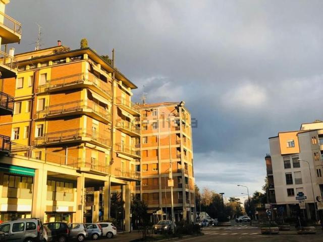 Locale in vendita di 225 m² in Viale V. Cottafavi, 1