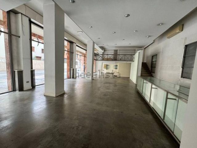 Locale in vendita di 225 m² in Via Altinate, 26