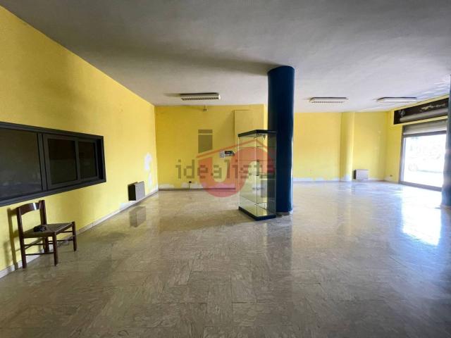 Locale in vendita di 225 m² in Via Avellino
