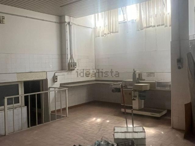 Locale in vendita di 225 m² in Via Basilicata, 23