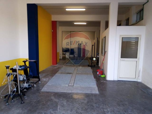 Locale in vendita di 225 m² in Via Giorgio de Chirico, 2