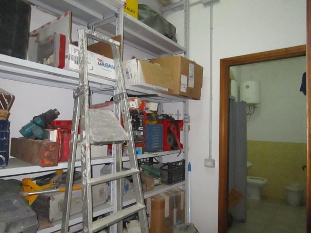 Locale in vendita di 225 m² in Via Igino Garbini