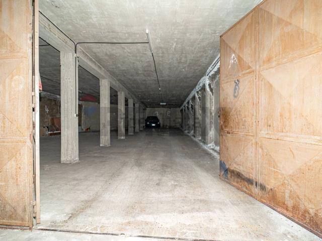 Locale in vendita di 225 m² in Via Mizar, 8