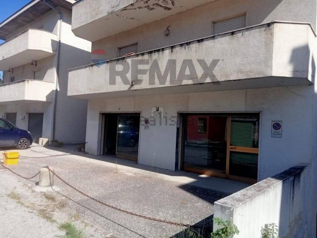 Locale in vendita di 226 m² in Via Ortonese, 70