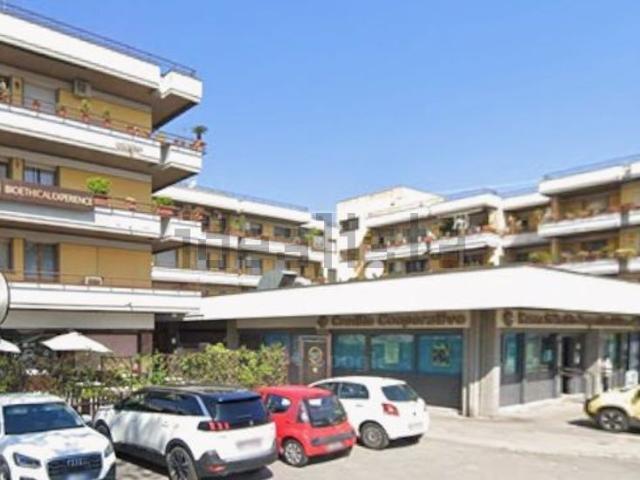 Locale in vendita di 226 m² in Via Salaria