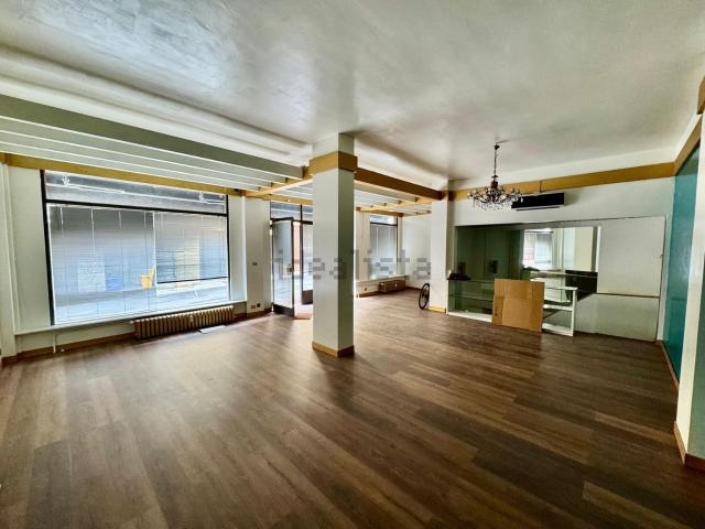 Locale in vendita di 227 m² in Via San Giovanni