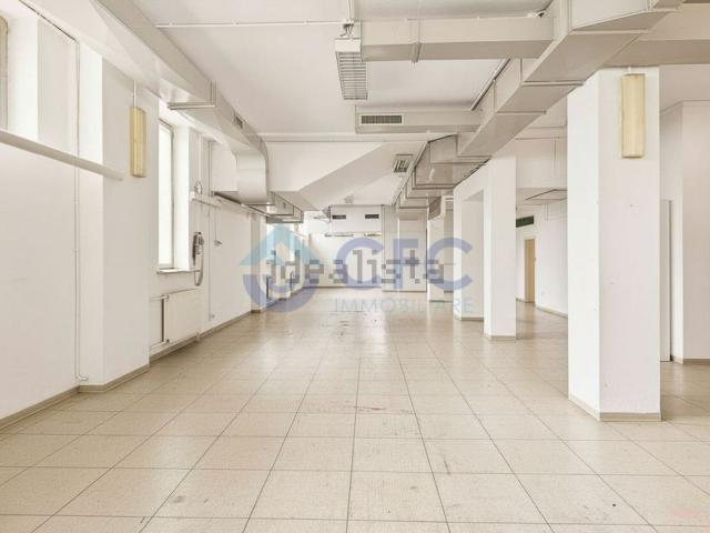 Locale in vendita di 227 m² in Via Padova, 324