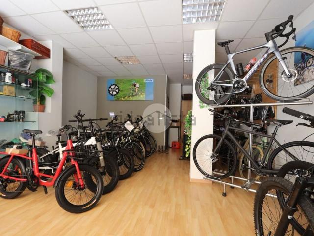 Locale in vendita di 228 m² in Via Po, 7