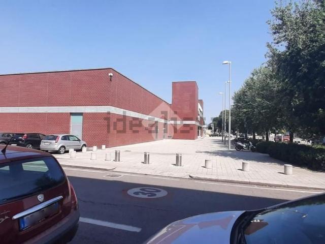 Locale in vendita di 229 m² in Via Milano, 58