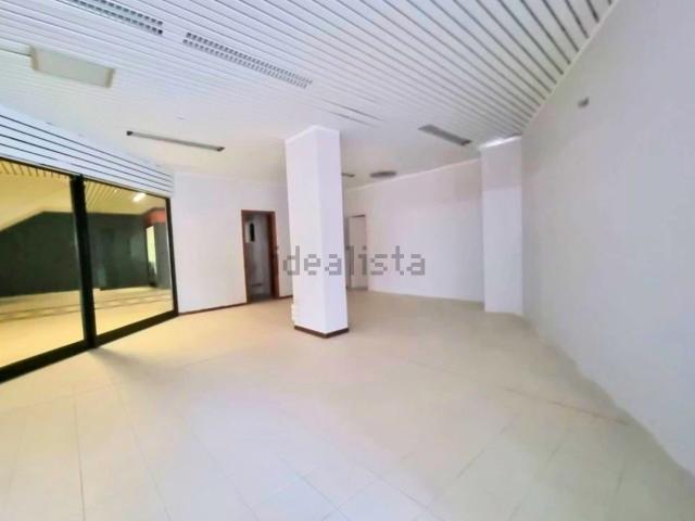 Locale in vendita di 230 m²