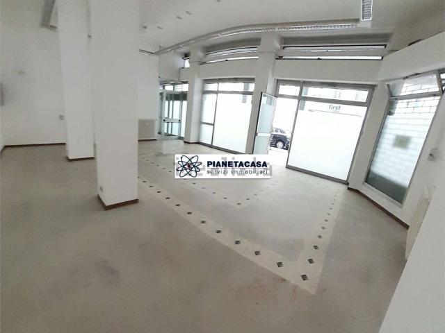 Locale in vendita di 230 m²