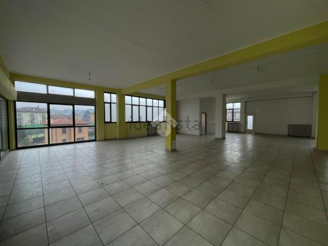 Locale in vendita di 230 m² in Via Como, 5