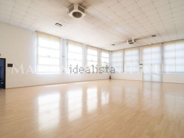 Locale in vendita di 230 m² in Via Caldirolo