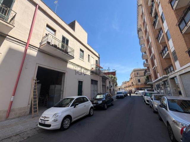Locale in vendita di 230 m² in Via Casale Cerrate, 3