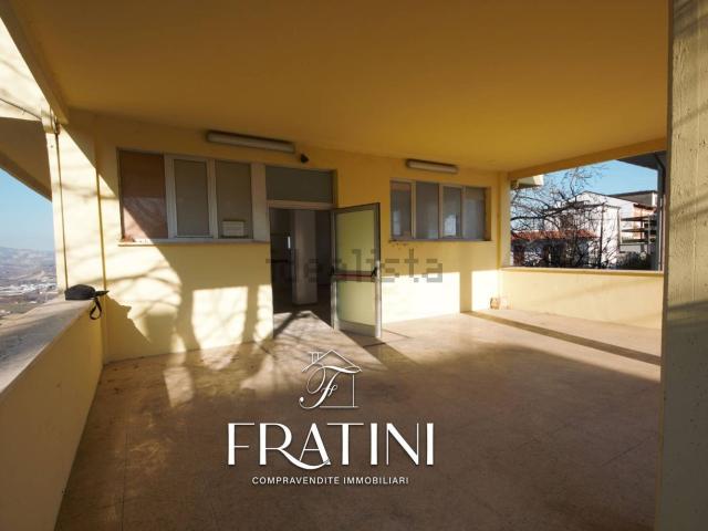 Locale in vendita di 230 m² in Via A. De Gasperi, 4