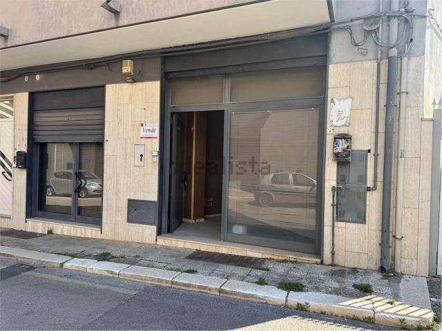 Locale in vendita di 230 m² in Via A. di Crollalanza, 22