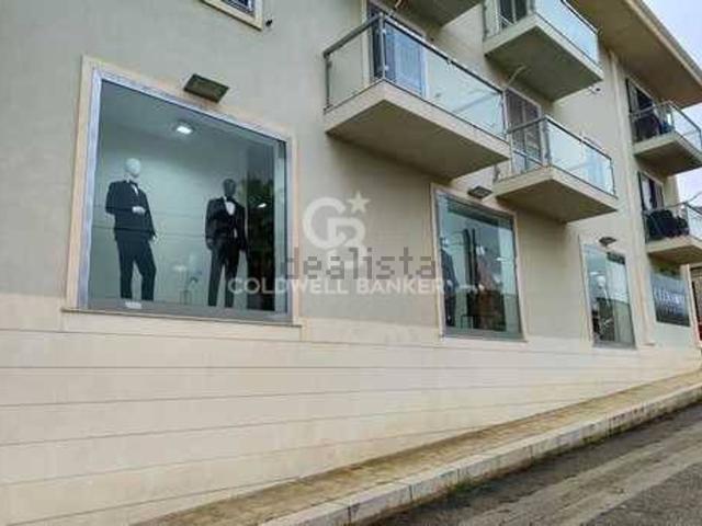 Locale in vendita di 230 m² in Via Giuseppe di Vittorio