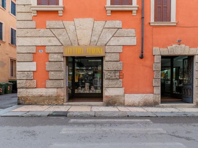 Locale in vendita di 230 m² in Via Giosuè Carducci, 36
