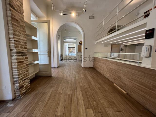 Locale in vendita di 230 m² in Via Fratelli Bandiera, 37