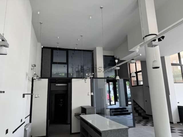 Locale in vendita di 230 m² in Via Fratelli Lechi, 48
