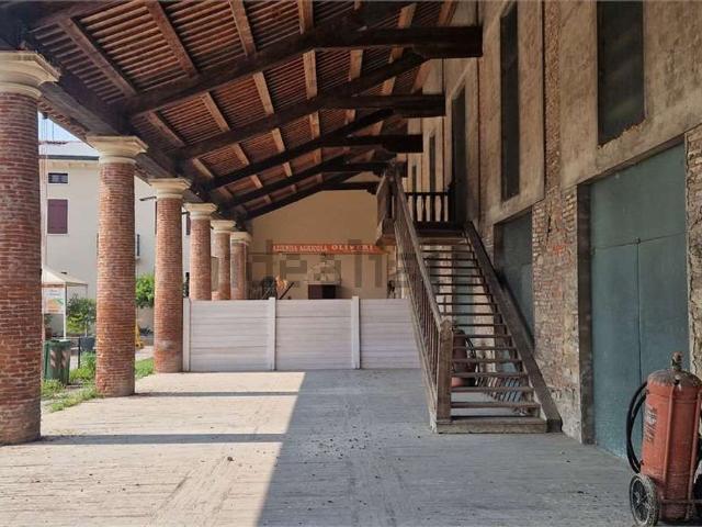 Locale in vendita di 230 m² in Via Olmo, 93
