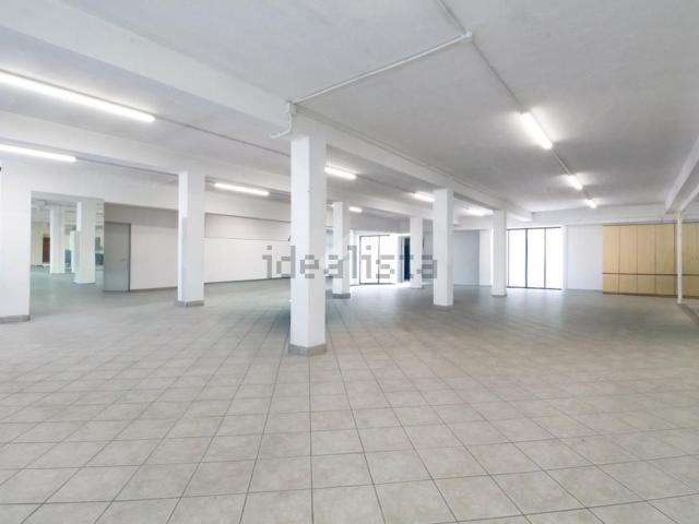 Locale in vendita di 230 m² in Via Moretto, 81