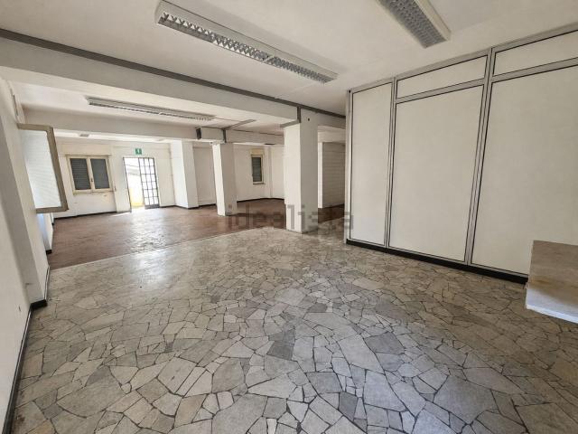Locale in vendita di 230 m² in Via Maurilio Bossi, 37