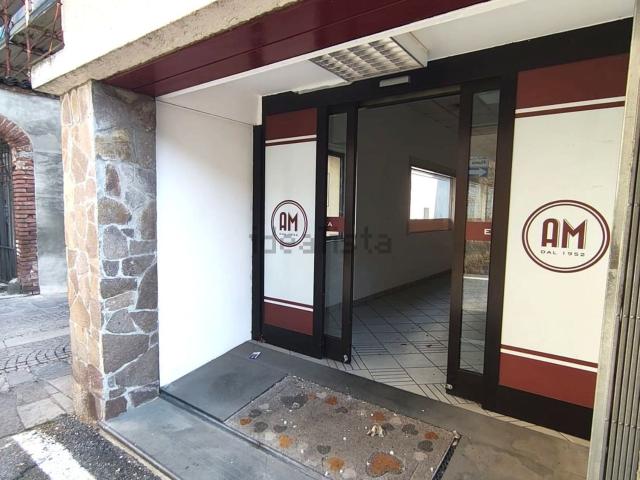 Locale in vendita di 230 m² in Via Roma, 11