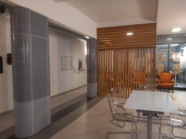 Locale in vendita di 230 m² in Via Uguccione della Faggiola