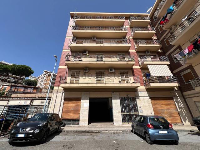 Locale in vendita di 230 m² in Piazza Santa Maria la Nuova, 2